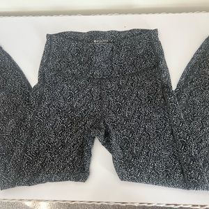 Athleta size small – ultimate stash textured 7/8 tight w/ side pockets. Like new